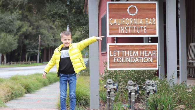 Na steunactie die 100.000 euro opleverde, heeft Ian (7) eindelijk een rechteroortje: “We zijn de gelukkigste ouders ter wereld” 