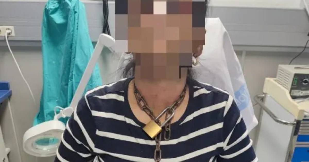 Una donna di 40 anni scappa dalle grinfie del suo rapitore e arriva in ospedale incatenata dal collo alle mani |  al di fuori
