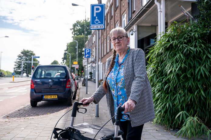 Erika Döll bij haar gehandicaptenparkeerplaats die volgens haar vaak wordt ingepikt door foutparkeerders.