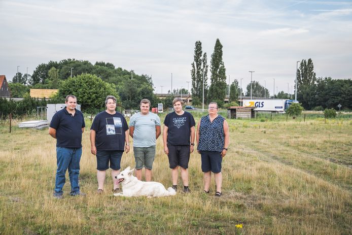 Sandra woont samen met haar man Bert, hun zonen Wauter, Dieter en Gunter, Sandra’s vader Albert, zijn vriendin Silva en hun hond tussen de E40, de E17, de R4 en de trambrug van Zwijnaarde.