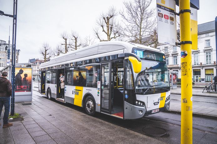 Tevredenheid De Lijn weer: reizigers klagen over en zijn misnoegd over prijzen | Mobiliteit | hln.be