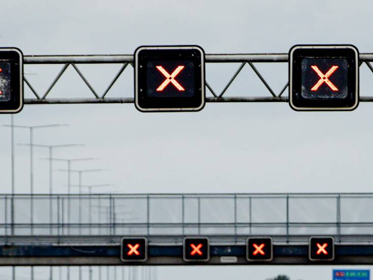 Auto op zijn kop op A2 bij Sint-Michielsgestel zorgt voor voor flinke file, weg na uur weer vrij