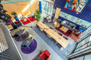 Centrum Hofdael heeft een nieuwe interieur. Allerlei Marktplaats spullen maken de foyer stukken gezelliger.