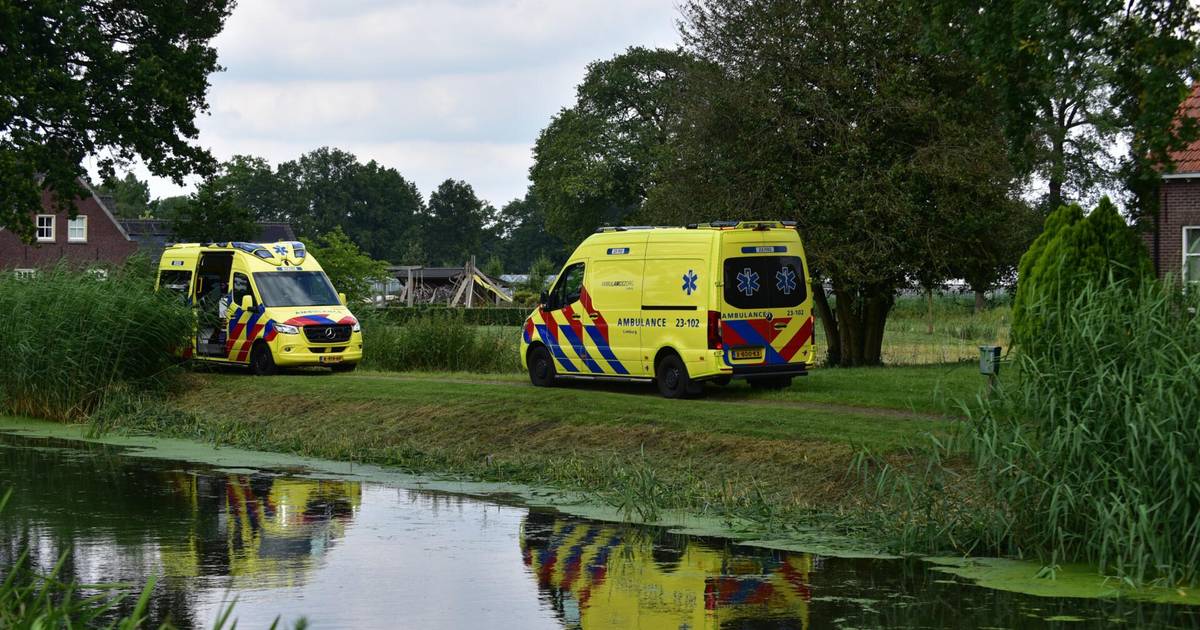Man (64) uit Helenaveen rijdt met grasmaaier het water in: gewond naar het ziekenhuis