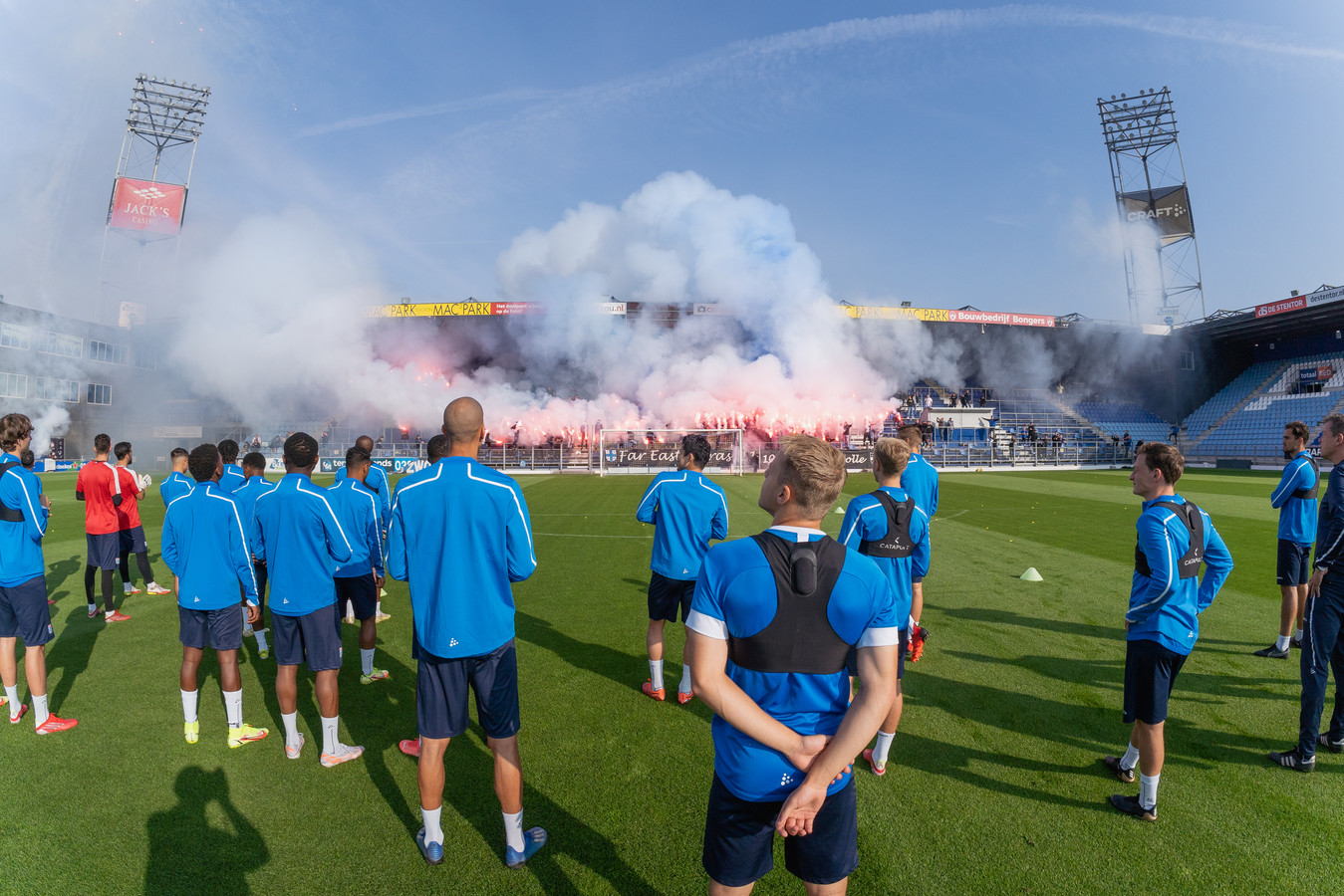 Vuurwerk en fakkels in PEC-stadion: 'Dit is de van het jaar. De IJssel is van ons, dus dit moeten ze gewoon winnen' | Foto | tubantia.nl