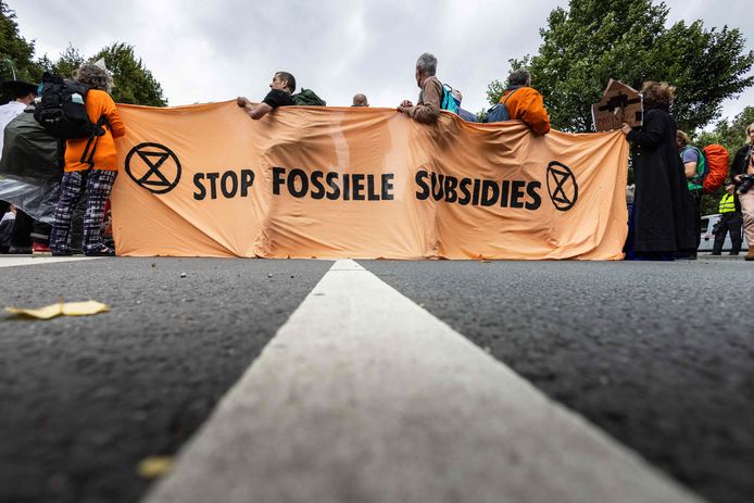 Activisten van Extinction Rebellion blokkeren een snelweg in de buurt van het Nederlandse Den Haag om te protesteren tegen regeringssubsidies die de fossiele industrie ondersteunen. Beeld van vorige week.