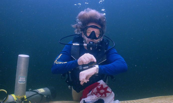 Professor Dituri vrijdag bij zijn vertrek uit de onderwaterlodge. Hij wijst naar zijn horloge, als teken dat het tijd is om eindelijk naar boven naar te komen.