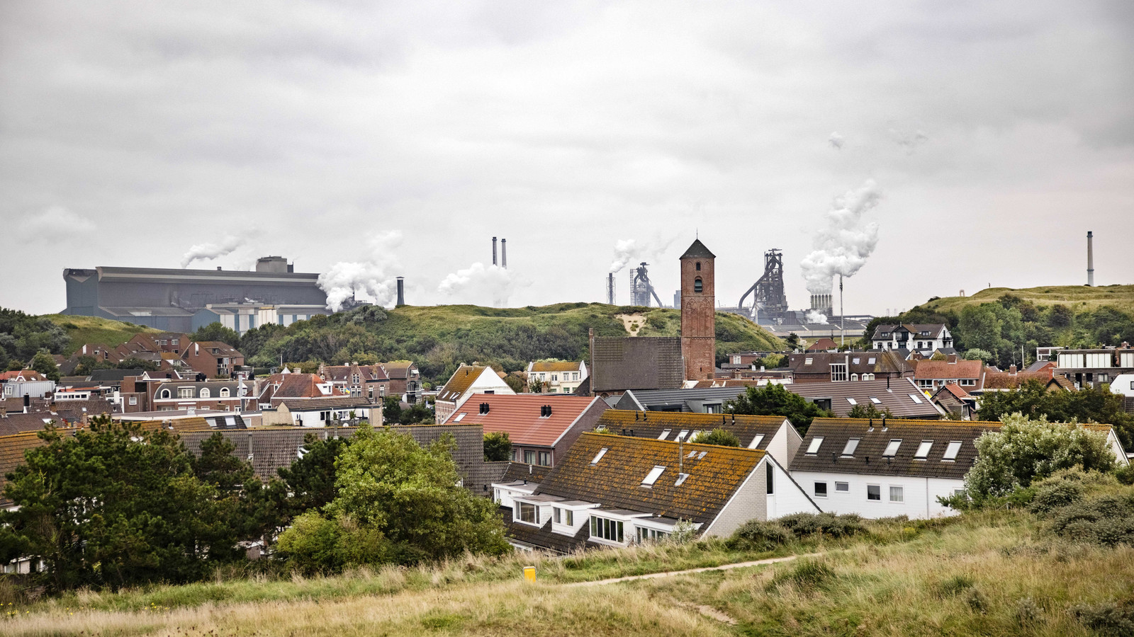De hoogovens van Tata Steel gezien vanuit Wijk aan Zee.