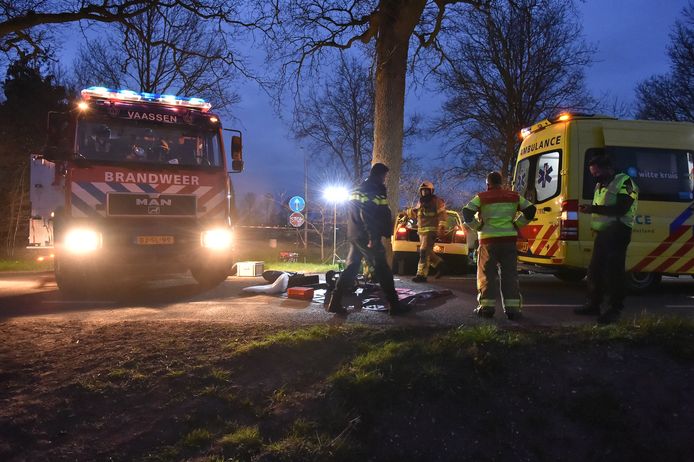 De hulpverleners op de plek van het ongeluk in Vaassen.