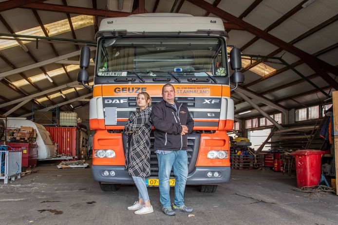 Mariska Geuze en haar broer Edwin Geuze poseren voor een van de vrachtwagens uit hun vloot.