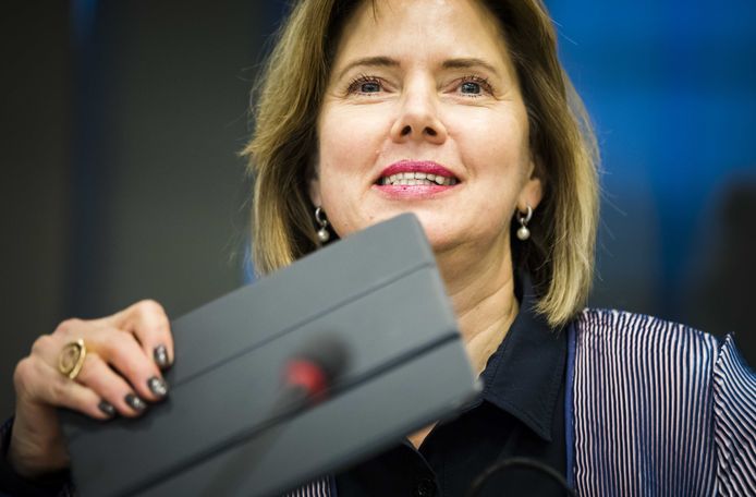 Minister Cora van Nieuwenhuizen van Infrastructuur en Waterstaat (VVD) tijdens een algemeen overleg in de Tweede Kamer.