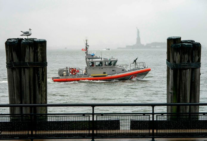 Een boot van de Amerikaanse kustwacht in de haven van New York.