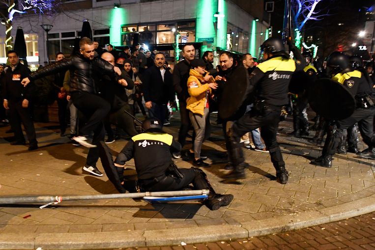 Een deel van de demonstranten bij het Turkse consulaat in Rotterdam keerde zich zaterdagavond tegen de ME. Beeld REUTERS