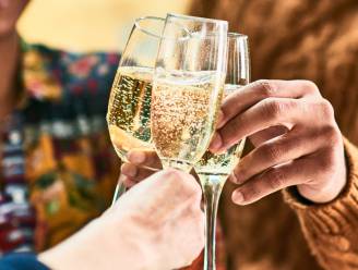 Waarom stijgen de bubbels van champagne mooi omhoog en zigzaggen die van frisdrank of bier?