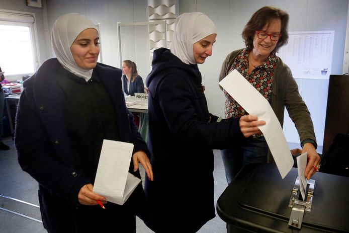 Statushouders brengen hun stem uit op het stembureau bij het gemeentehuis in Geldemalsen.