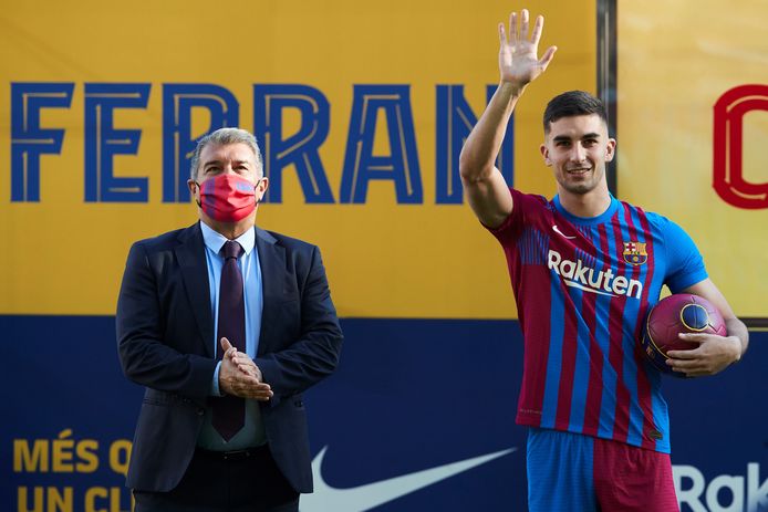 Voorzitter Laporta blij met aanwinst Ferran Torres.