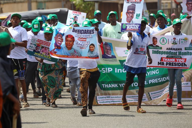 Aanhangers van de Nigeriaanse president Muhammadu Buhari en van presidentskandidaat Bola Ahmed Tinubu tijdens een campagnebijeenkomst in Yola. Beeld REUTERS