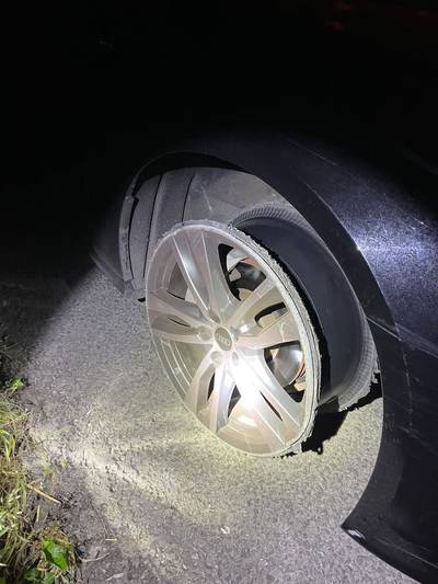 Dronken Amerikaan rijdt zonder band over A59 bij Raamsdonk en wordt klemgereden door politie