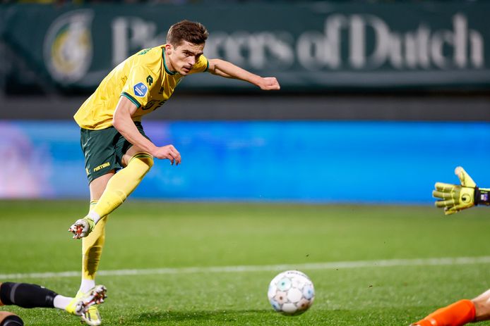 Íñigo Córdoba maakt er 1-0 van voor Fortuna Sittard.