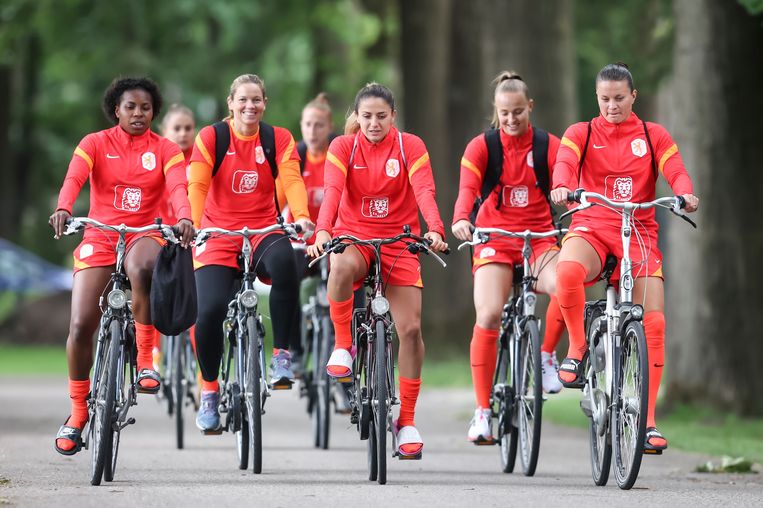 Een deel van de selectie op de fiets tijdens de training gisteren. De Oranjevrouwen verdedigen vanaf 6 juli in Engeland hun Europese titel. Beeld Pro Shots / Remko Kool