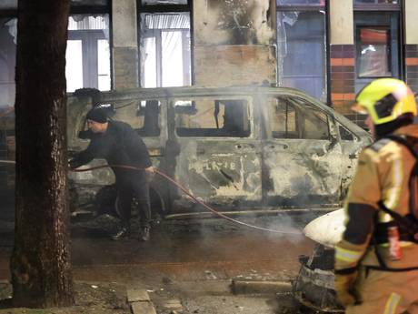 Spoor van vernieling en branden in en rond partycentrum in Den Haag door massale rellen, noodbevel van kracht