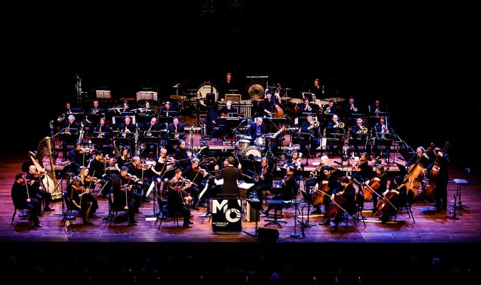 Het Metropole Orkest tijdens een optreden in Muziekgebouw 't IJ.