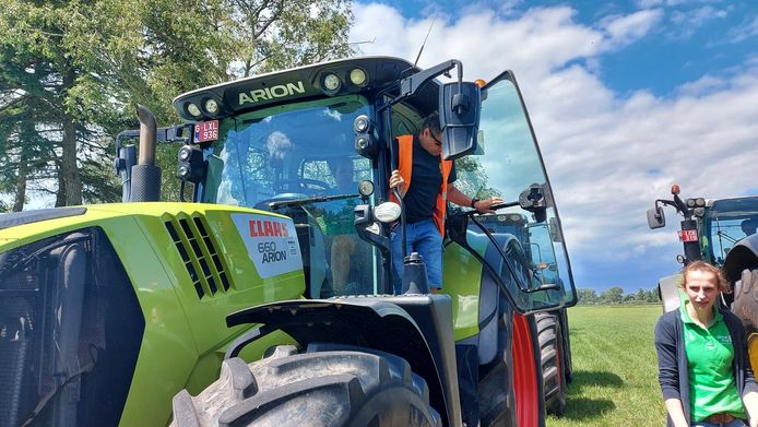 De jonge boeren van Groene Kring trakteren mensen met een beperking op een leuke rondrit in hun tractoren.