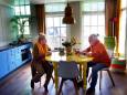 Erik en Bea genieten van vrijstaand huis aan rivier: ‘Met Oud en Nieuw hollen we van ene naar andere kant’