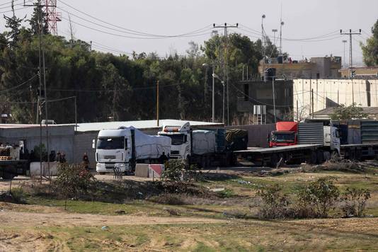 Des camions remplis d'aide humanitaire sont arrivés via le poste-frontière égyptien de Rafah au sud de l'enclave palestinienne.