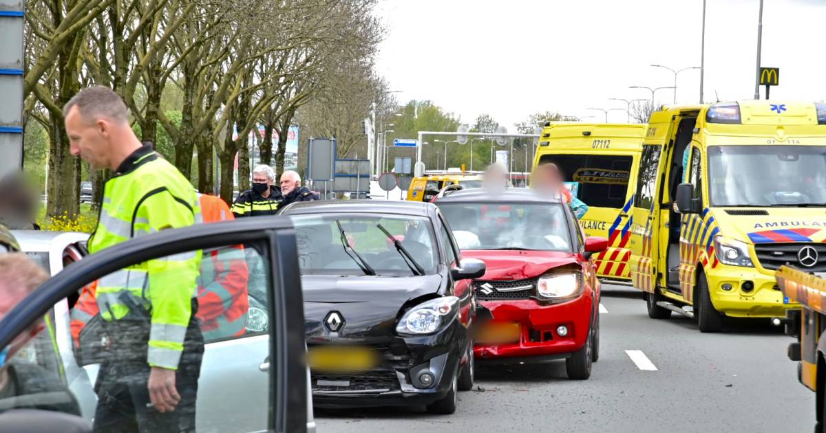 Gewonde en flinke file door aanrijding met vier auto’s op N325 bij Arnhem.