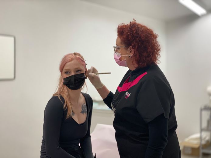 Carolien ‘Cro’ Van Vooren zet een 'migraine-piercing' bij Christina.