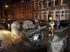 Autobrand in centrum Nijmegen, scooter smelt deels weg door hitte 