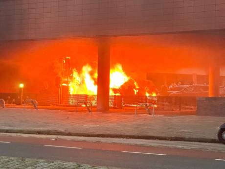 Twee elektrische auto’s vliegen in brand bij kantoorpand BrabantZorg in Oss