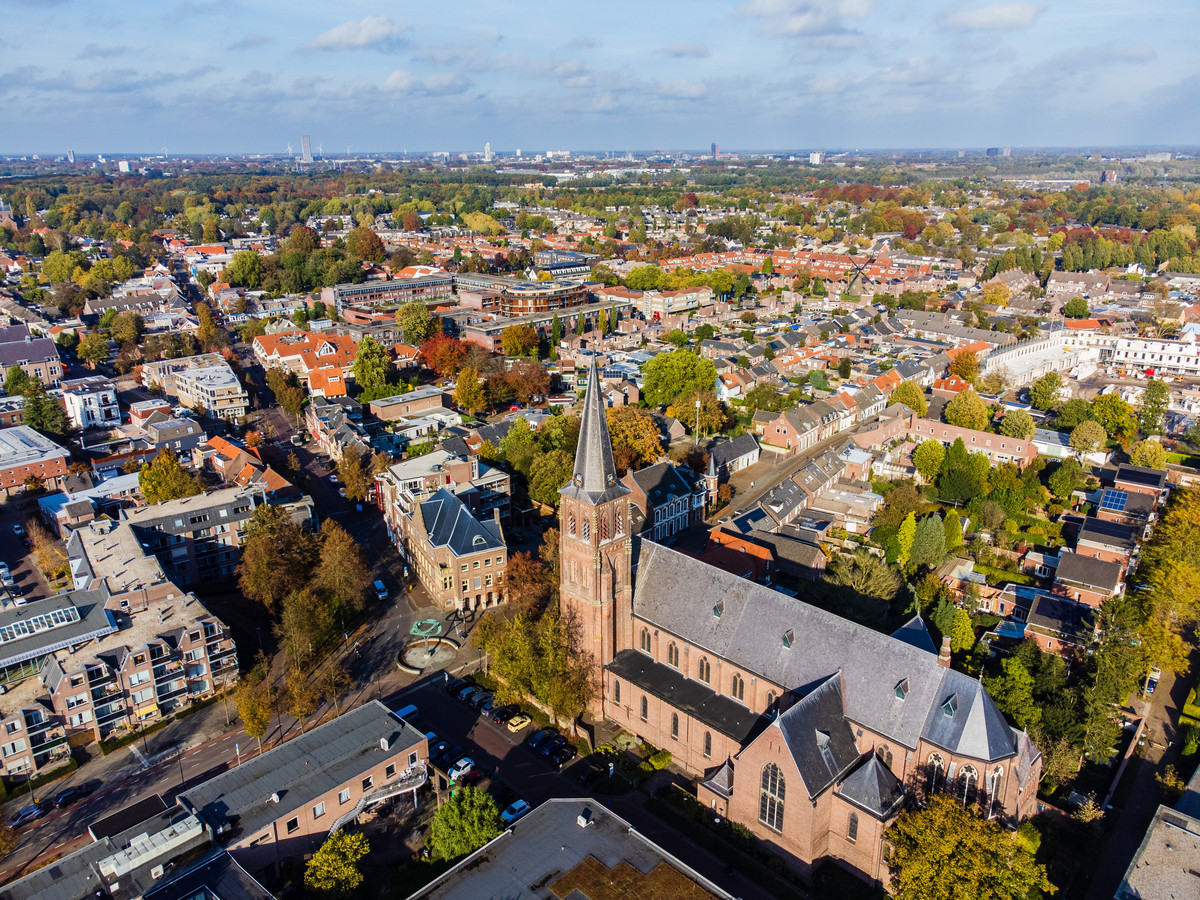 Goirle vanaf de Sint Jan gezien met op de achtergrond de skyline van Tilburg.