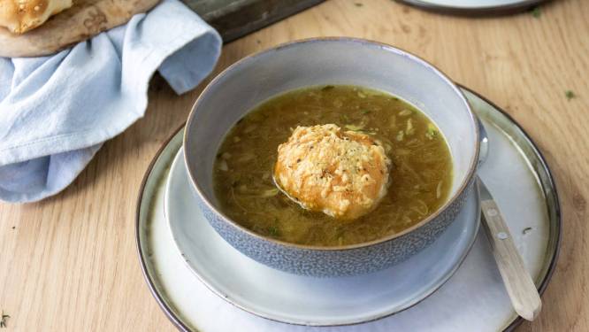 Wat Eten We Vandaag: Uiensoep met tijm en laurier