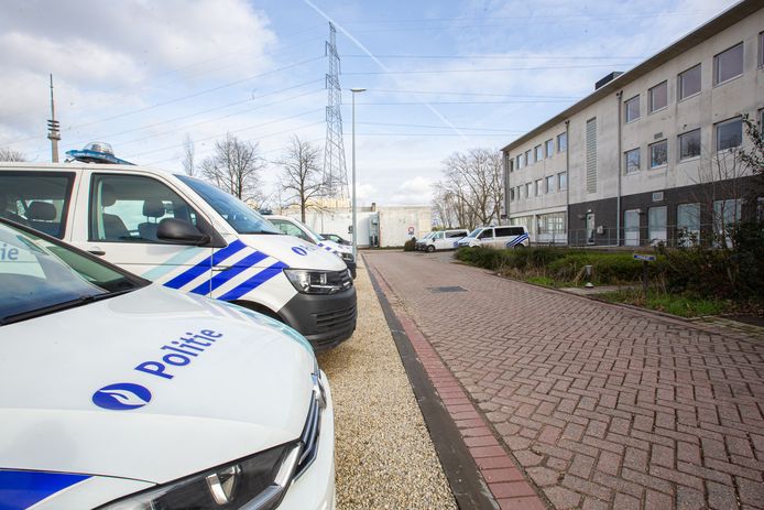 Het commissariaat van de politiezone Zennevallei, waar 29 mensen positief hebben getest.