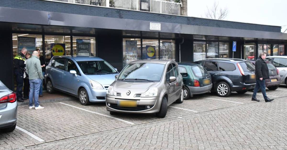 Aanrijding in Vlissingen: vier auto’s en winkel lopen schade op.