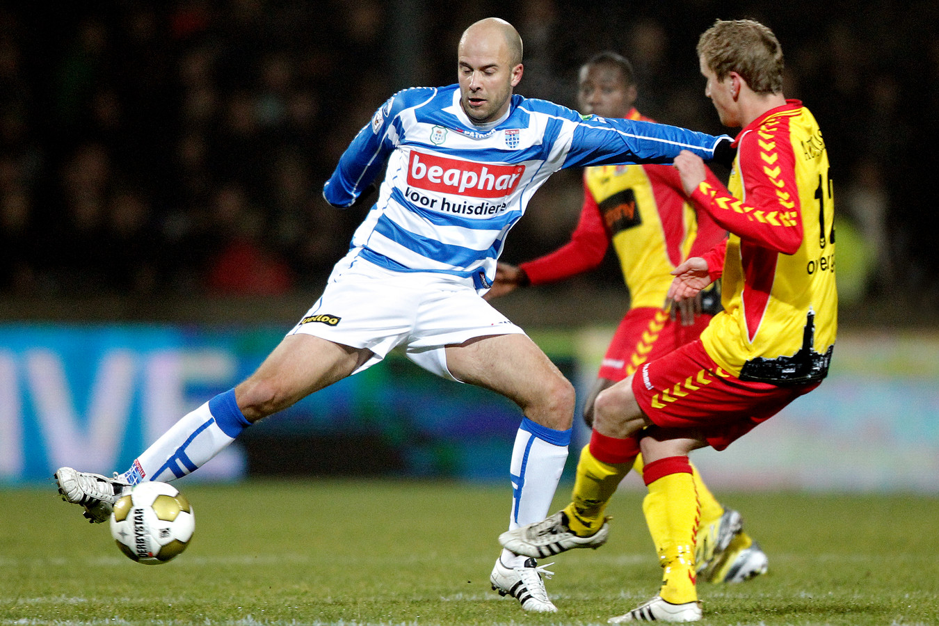 Arne Slot in duel met Sjoerd Overgoor van Go Ahead Eagles.