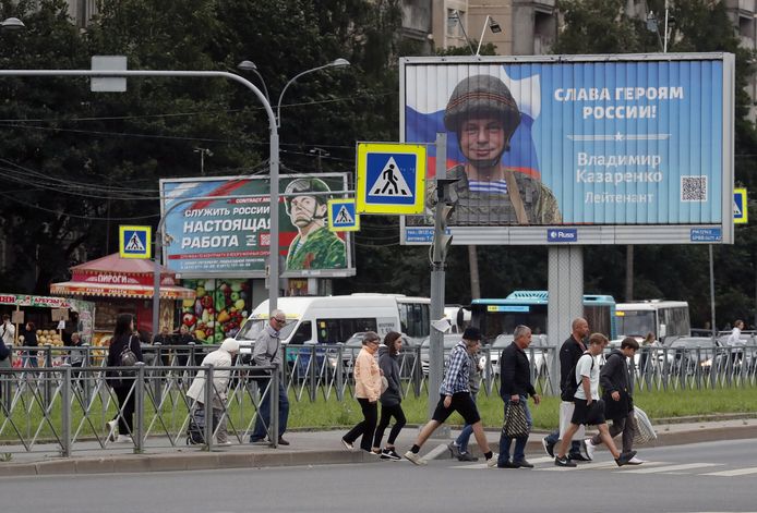 Reclameborden tonen Russische soldaten met de slogans "Glorie aan de helden van Rusland" en "Rusland dienen is een echte job" in Sint-Petersburg (30/08/2022).