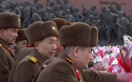 Militairen leggen bloemen neer
