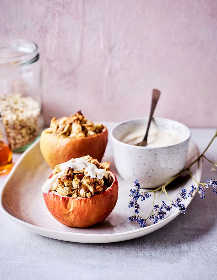 Gevulde appel met pecannoten, havermout en vanille soyayoghurt