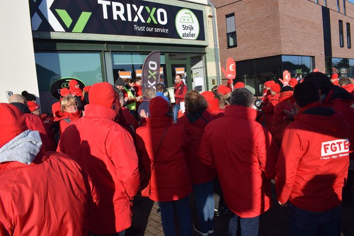 Poetshulpen voeren actie aan hoofdkantoor Trixxo in Hoeselt.