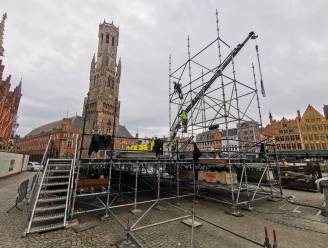 Podium voor Ronde van Vlaanderen op de Brugse Markt in volle opbouw