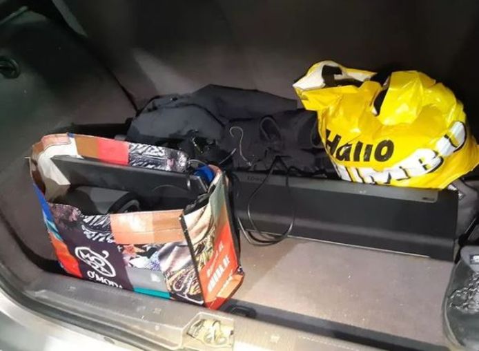 In het voertuig werden ook mogelijk gestolen spullen gevonden.