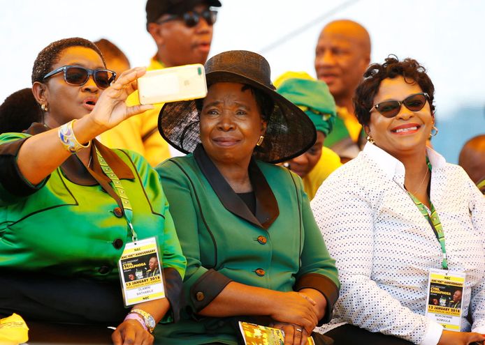 Nkosazana Dlamini-Zuma (midden), de ex-vrouw van Jacob Zuma.