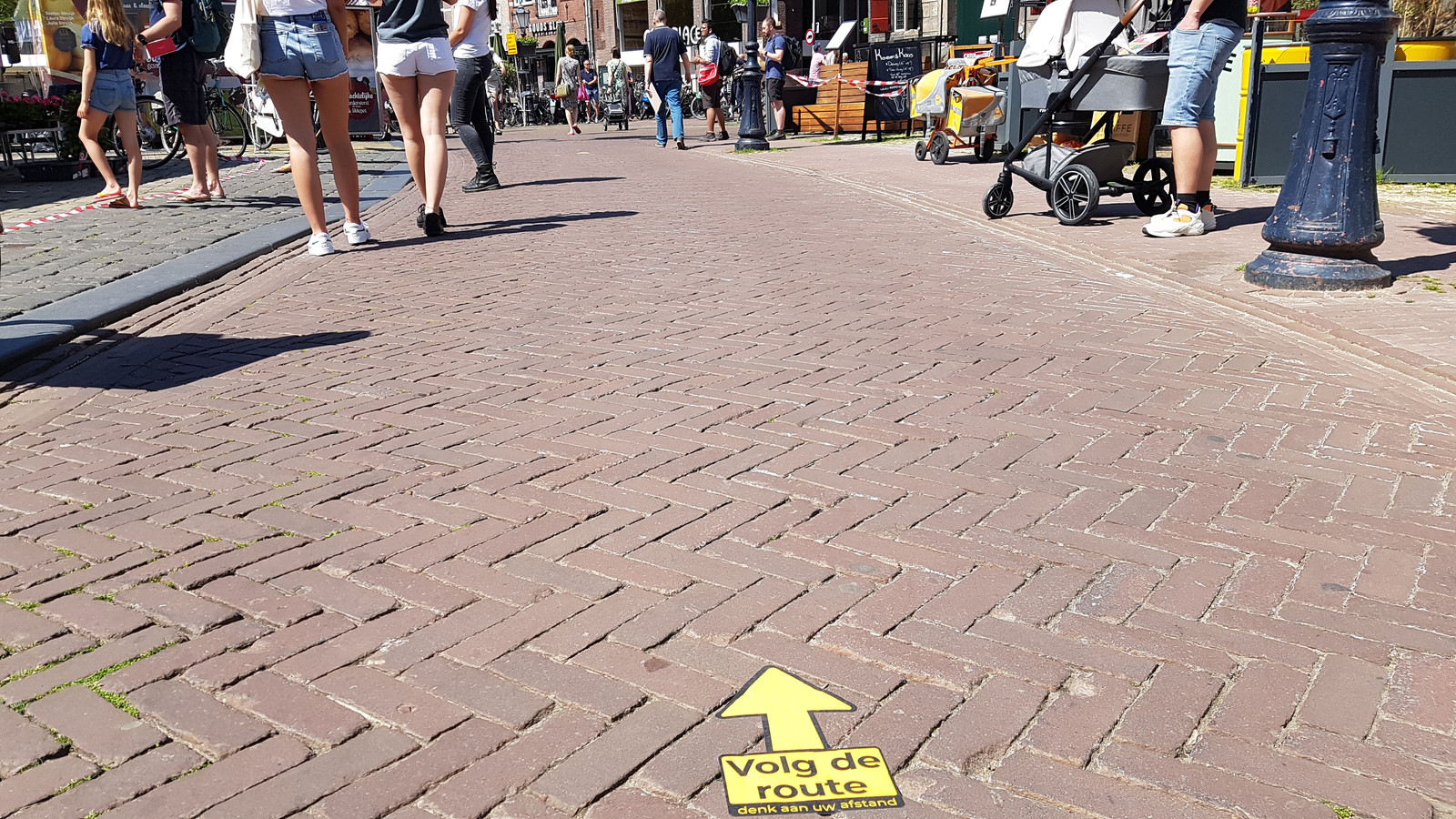 Verplichte looprichting warenmarkt vanwege drukte | Foto | AD.nl