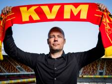 Danny Buijs, coach bij de club die onder protest op de kleur speelt die gras van Moeder Natuur heeft gekregen