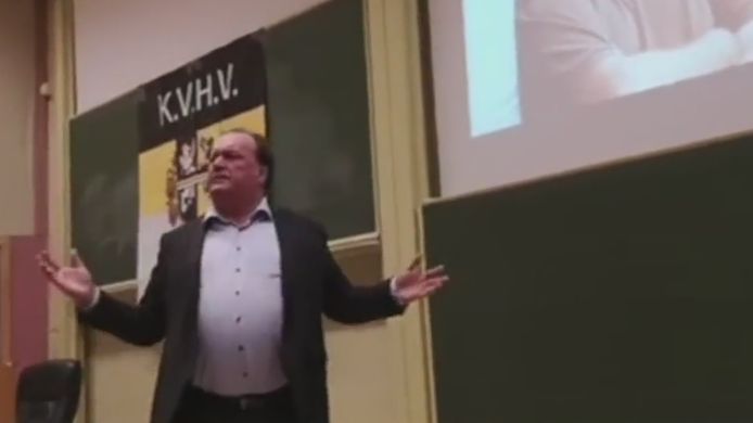 Plastisch chirurg Jeff Hoeyberghs was afgelopen week te gast bij studentenvereniging KVHV en liet tijdens zijn lezing een reeks seksistische opmerkingen vallen.