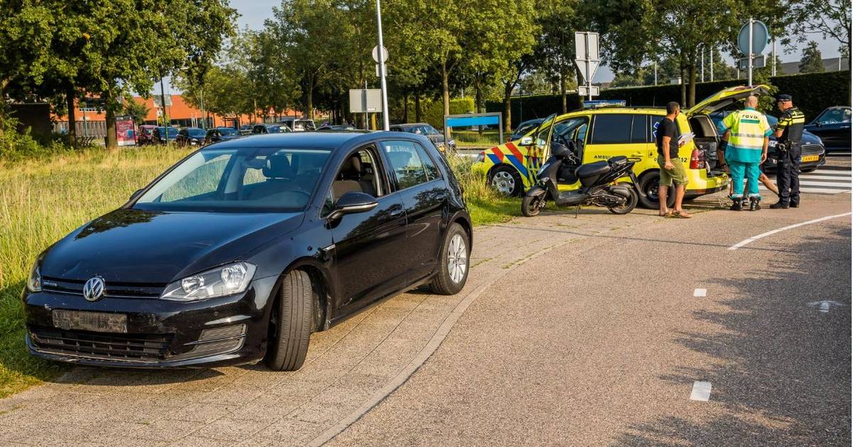 Auto botst op scooter in Vleuten Utrecht AD.nl