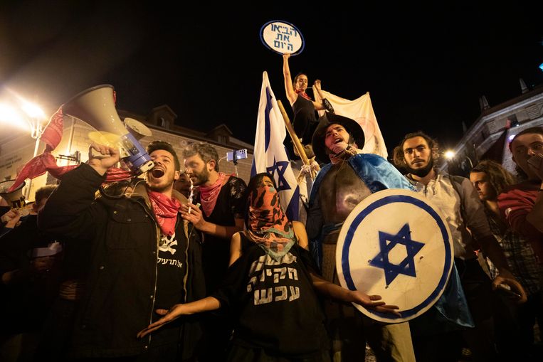 Demonstranten schreeuwen slogans bij de ambtswoning van premier Netanyahu.  Beeld AP
